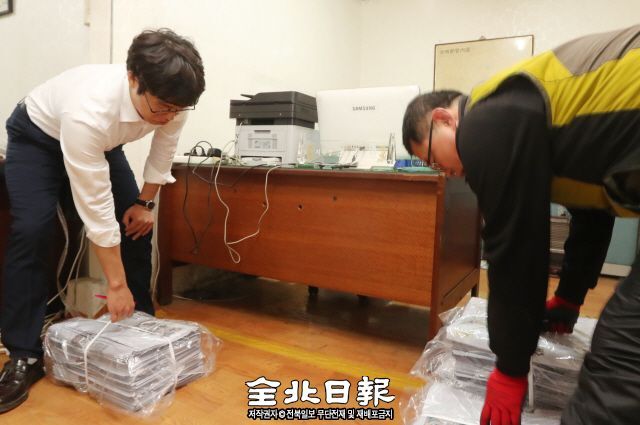 ▲ 조승현 전주지사장과 기자가 전주 남노송동 전주지사 사무실에서 지역별로 배달될 신문을 분류하고 있다. 조현욱 기자
