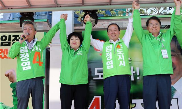 ▲ 민주평화당 조배숙 대표가 1일 오전 익산시 모현동 네거리에서 가진 합동유세에서 임정엽 전북도지사 후보(오른쪽)와 손을 들어 승리를 다짐하고 있다. 연합뉴스