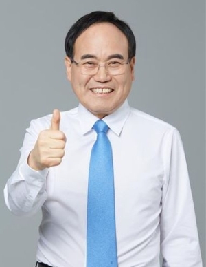 ▲ △1954년 전주 출생 △충남대 대학원 졸업(법학박사) △제15대, 제16대 전북대 총장 △노무현정부 정부혁신지방분권위원 △전북대 민주화교수협의회원 △한국대학교육협의회 회장 △가천대 석좌교수(현) △초록우산 어린이재단 전북후원회장(현)