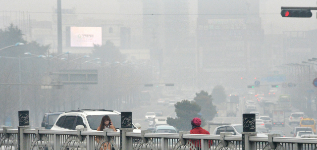 ▲ 전북 대부분 지역에 미세먼지가 뒤덮인 지난 1월 18일 전주 백제로에서 바라본 도심이 뿌옇게 보이고 있다. 전북일보 자료사진