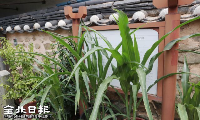 지난 9일 전북 문화재 자료 제11호인 반곡서원의 안내판이 화분들에 가려져 있다. 조현욱 기자