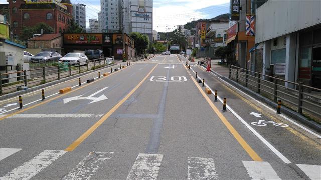 통학로에 자전거 전용도로를 설치하자 불법 주정차 차량이 눈에 띄게 줄었다. 사진제공=전주시