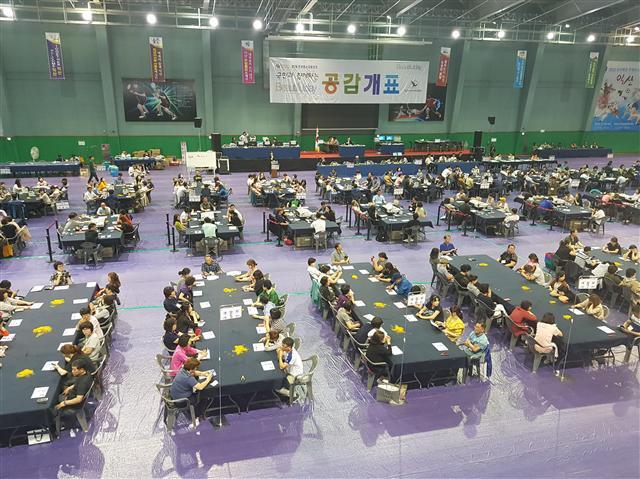 ▲ 익산지역은 전국체전 준비로 인한 보수공사가 마무리되지 않아 상대적으로 비좁은 김동문 배드민턴체육관에서 실시됐다.
