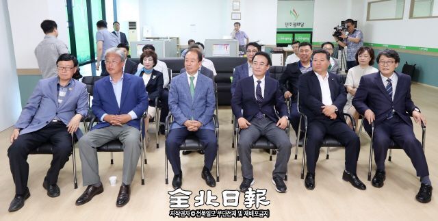 ▲ '침통'지방선거가 실시된 13일 민주평화당 전북도당에서 출구조사 결과 발표를 당 관계자들이 긴장된 표정으로 바라보고 있다. 조현욱 기자