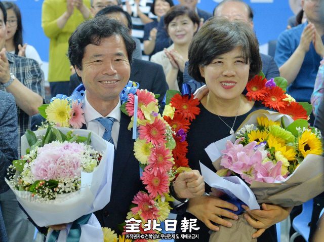 ▲ 제7회 전국동시지방선거가 실시된 13일 김승환 교육감 당선인 부부가 선거 사무실에서 꽃목걸이를 걸고 기뻐하고 있다. 박형민 기자