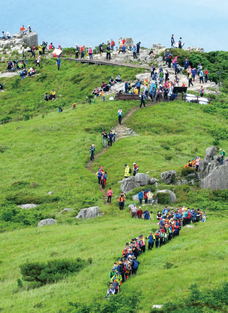 ▲ 무등산 서석대에서 정상으로 가고 있는 등산객들. 광주일보=김진수 기자