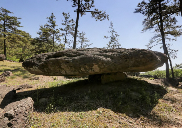 ▲ 화순군 보검재 가는 길의 고인돌.