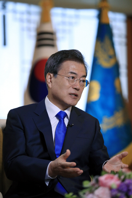 ▲ 문재인 대통령이 러시아 국빈방문을 하루 앞둔 20일 오전 청와대에서 러시아 언론과 인터뷰를 하고 한러 양국의 공동번영을 위한 비전을 밝히고 있다.  연합뉴스