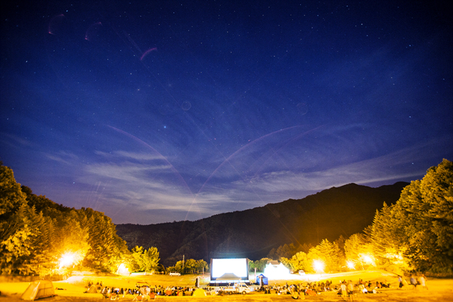 무주산골영화제 기간 덕유산국립공원에서 영화를 관람하는 모습.