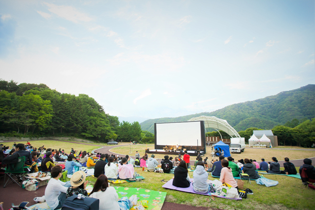 무주 덕유산 야영장에서 낮에 공연하는 모습.