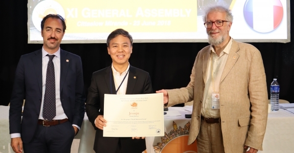 ▲ 23일 프랑스 미헝드시에서 열린 ‘2018 국제슬로시티연맹 시장총회’에서 전주시가 기관표창 부문의 슬로시티 어워즈를 수상한 가운데 김승수 시장과 관계자들이 기념촬영을 하고 있다. 사진제공=전주시