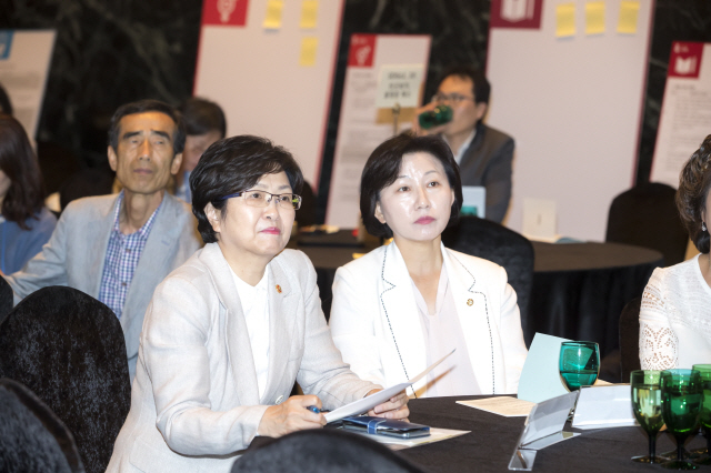 ▲ 지난 21일 환경부와 지속가능발전위원회 주관으로 여의도 중소기업중앙회 대회의장에서 열린 대한민국의 지속가능발전 목표 국민대토론회 모습. 김은경 환경부장관을 비롯해 전국에서 약 450여명의 참가자들이 모였다. 사진제공=환경부