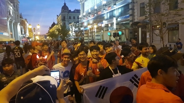 '파발'을 타고 카잔의 바우만 거리로 모여든 대한민국 응원단에게 외국인 관광객의 사진 요청이 쇄도하고 있다. /한국지방신문협회 공동취재단