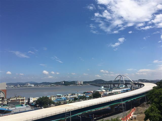 ▲ 군산 해망자연마당에서 바라본 건설 중인 동백대교.