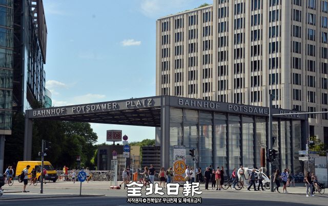 ▲ 독일 수도 베를린의 최대 번화가인 포츠담 광장의 모습. 베를린은 서울은 물론 다른 유럽 선진국 수도 번화가에 비해 여유로운 풍경을 가지고 있다. 통일된 독일정부가 수도권 집중발전보다 지역균형발전을 택했기 때문에 나타난 모습이다. 독일 베를린=박형민 기자