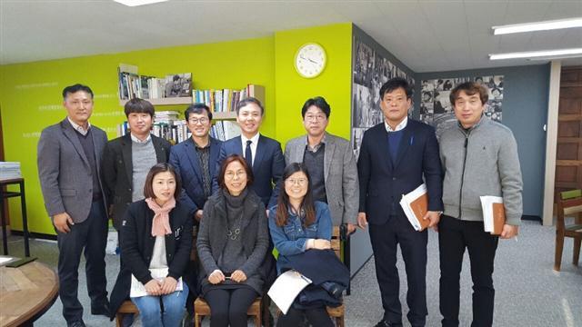 ▲ 전주시민 햇빛발전협동조합 관계자들이 김승수 전주시장과 ‘시민 발전소’건립과 관련해 협의 면담을 한후 기념촬영을 하고 있다.