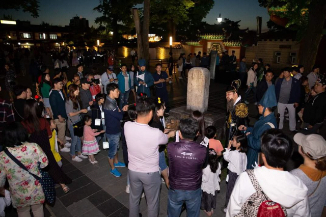 ▲ 전주 한옥마을에서 열리고 있는 ‘경기전 야간기행-왕과의 산책’.