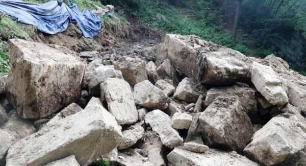 13일 공사자의 무지로 훼손된 전북도 기념물 제44호 동고산성(東固山城) 서문지의 돌 뒤로 파헤쳐진 땅이 보이고 있다. /조현욱 기자
