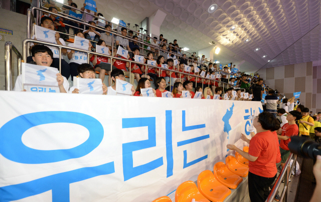 ▲ 2018 코리아 오픈 국제탁구대회 첫날인 17일 오전 대전 한밭체육관에서 시민들이 남북한 선수들을 응원하고 있다. 한국지방신문협회= 대전일보 신호철 기자