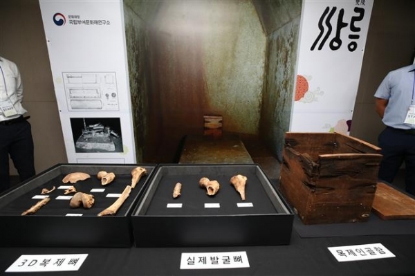18일 오전 서울 종로구 고궁박물관에서 열린 익산 쌍릉에서 발견된 인골 분석 결과 발표 기자간담회에 3D복제뼈(왼쪽부터), 실제 발굴뼈, 인골이 들어있던 목제인골함이 전시되고 있다. 연합뉴스