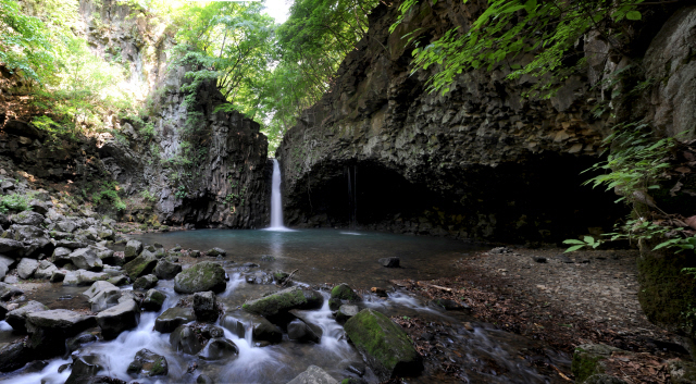 ▲ 비둘기낭폭포에서 쏟아져 내리는 장쾌한 물줄기와 그 아래 푸른 빛의 물이 주변의 환상적인 절경.