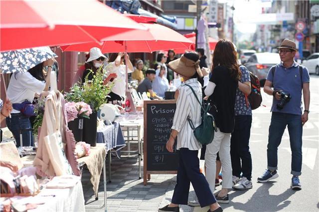 ▲ 21~22일 전주 동문 예술의 거리에서 예술장터와 동문캠핑장이 열린다. 각종 공예품을 판매하고 추억의 LP판 음악 듣기 등 다양한 프로그램을 즐길 수 있다.