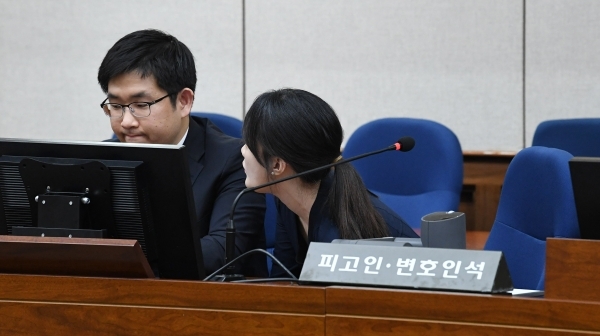 20일 오후 서울 서초구 서울중앙지법에서 피고인인 박근혜 전 대통령이 불출석한 가운데 열린 박 전 대통령의 '국정원 특활비 상납·옛 새누리당의 선거 공천 개입' 관련 1심 선고공판에서 이종혁 변호사(왼쪽) 등 변호인들이 대화하고 있다. /연합뉴스