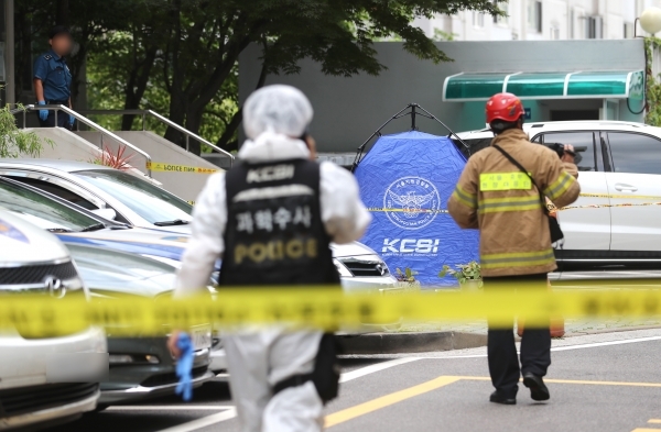 포털 댓글 여론조작 혐의로 수사 중인 '드루킹' 김모씨 측으로부터 정치자금을 수수했다는 의혹 당사자인 정의당 노회찬 원내대표가 23일 숨진 채 발견된 서울 중구 한 아파트에서 경찰이 확인작업을 벌이고 있다. /연합뉴스