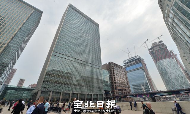 ▲ 몰락하던 항만지구에서 국제금융특화지구로 재탄생한 영국 카나리와프에서 JP모건과 HSBC본부 등이 위치한 건물 주변으로 고층 건물이 계속 올라가고 있다. 영국=박형민 기자