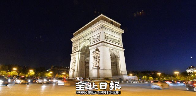 ▲ 세제 혜택과 규제 완화를 내세운 마크롱 대통령의 유치활동으로 프랑스 파리가 글로벌 금융사의 대안으로 떠오르고 있는 가운데 파리를 상징하는 개선문이 밝게 빛나고 있다. 프랑스=박형민 기자