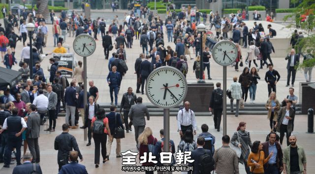 ▲ 국제금융특화지구 급부상하고 있는 영국 카나리와프의 중심부인 타임스퀘어 광장에 금융인들이 몰려 있다. 영국=박형민 기자