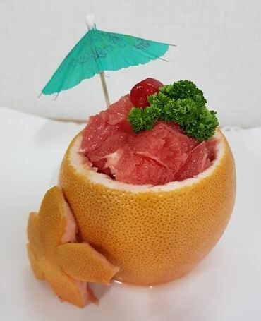 ▲ 속을 판 오렌지에 수박을 잘라 넣었다.