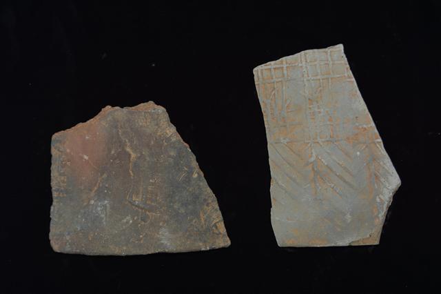 ▲ 부안 유천리 요지에서 나온 고려시대 자기 조각 /사진 제공=전북문화재연구원