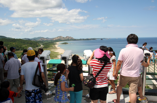 ▲ 고성 통일전망대에서 북녘 땅을 바라보는 시민들.