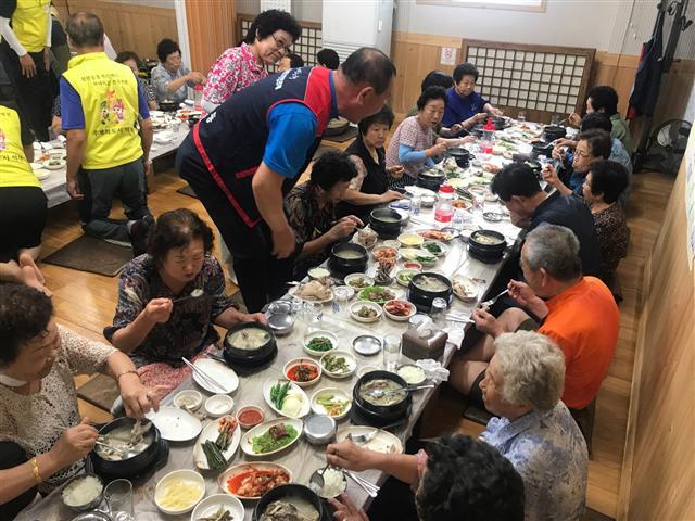"무더위에 힘내세요"… 폭염속 익산지역 온정의 손길