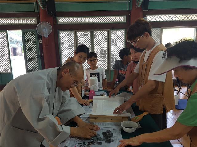▲ 스님의 지도로 탁본체험을 하고 있다.
