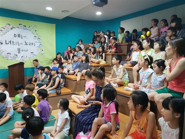 ▲ 매주 토요일마다 전주 책마루어린이도서관에서 상영하는 영화를 보기 위해 찾아온 아이들.