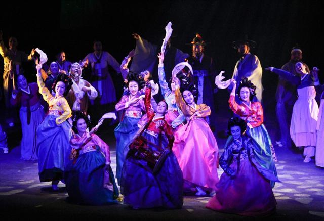 ▲ 군산예술의전당에서 지난 7월 열렸던 전북도립국악원이 배비장전 창극공연.