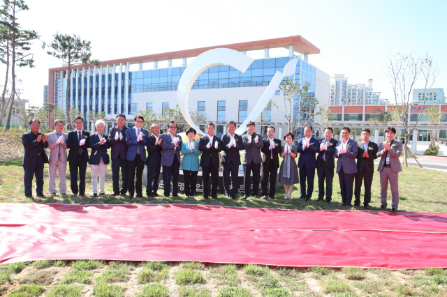 1일 익산시 송학동 옛 벼맥류부 자리로 이전한 농업기술실용화재단 준공식에서 참석자들이 상징조형물 제막행사를 갖고 기념촬영을 하고 있다.