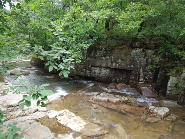 괴산 갈론계곡  제4곡 옥류벽 전경. 사진=충북도 제공