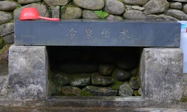 ▲ 얼음물처럼 차가운 물이 솟아나는 진안 냉천 약수.