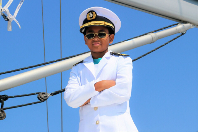 ▲ 전남도가 운영하는 ‘남도한바퀴’ 요트투어에 참가한 프랑스 소년.