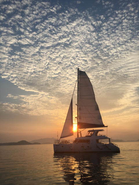 ▲ 섬여행 홍보를 위해 신안군이 직접 건조한 세일요트 ‘천도천색호’.