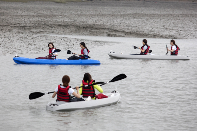 ▲ 신안 임자도에서는 갯고랑 카약을 즐길 수 있다.
