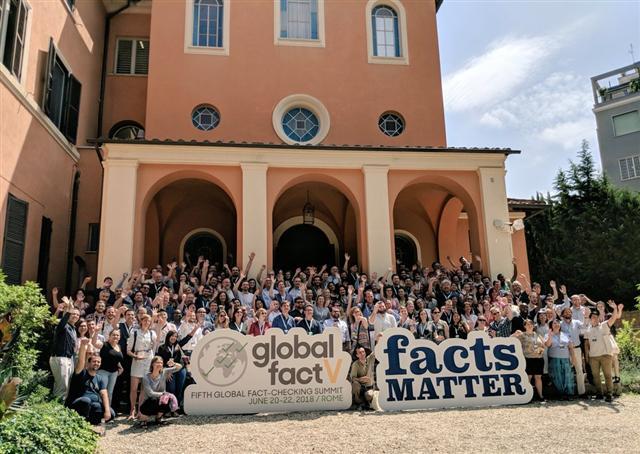 전 세계 팩트체크의 글로벌 컨퍼런스인 ‘글로벌팩트체크서밋’(Fifth Global Fact Checking Summit, Global Fact Ⅴ)이 6월 20일~22일 열렸다. 전 세계 56개국에서 225명이 참석했으며 한국에서는 전북일보를 비롯한 10개 언론사 기자와 SNU팩트체크 정은령 센터장이 참가했다. 사진=IFCN Giulio Riotta