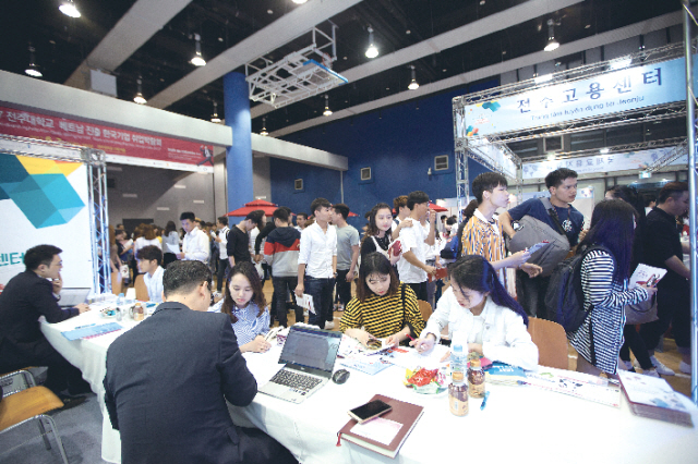 도내 한 대학에서 열린 취업박람회에 졸업예정자들과 취업준비생들로 붐비고 있다.  ·전북일보 자료사진