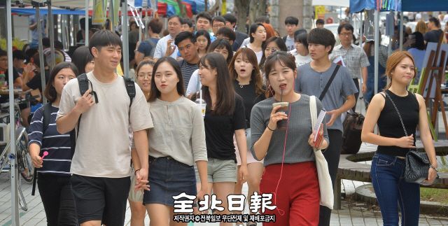 ▲ 정부는 ‘지역균형발전’에 역행하는 서울 소재 대학에 유리한 평가방법을 고수하며, 사실상 지방대학 죽이기에 가속을 내고 있어 논란이 거세지고 있다. 사진은 도내 한 대학교 캠퍼스 전경. 박형민 기자