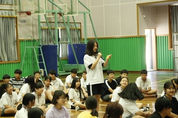 전라중 학생들이 토크콘서트에서 '내가 생각하는 페미니즘'에 대해 이야기하고 있다