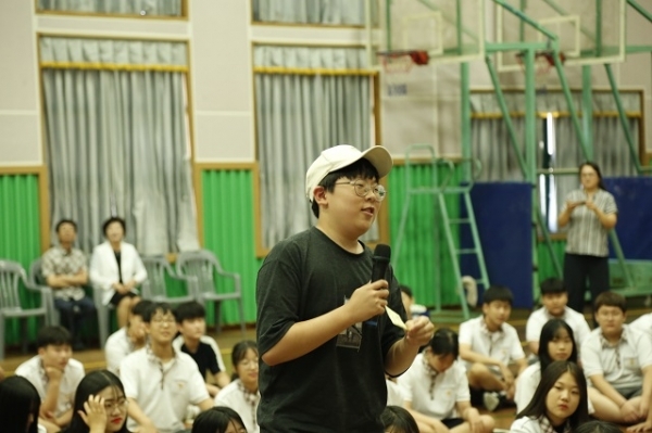 전라중 학생들이 토크콘서트에서 '내가 생각하는 페미니즘'에 대해 이야기하고 있다