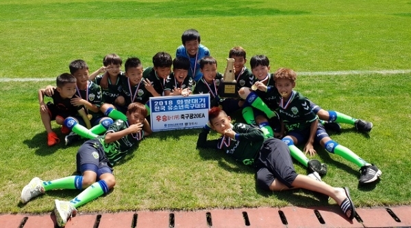 2018 화랑대기 전국 유소년 축구대회에서 우승한 전북 현대 U-11세 팀 선수들이 포즈를 취하고 있다. /사진 제공= 전북 현대모터스